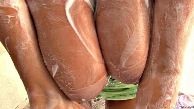 зрелая с огромной грудью катается на велосипеде с голым торсом и дрочит на улице