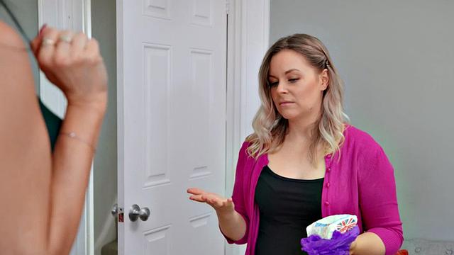 блондинка milf в белье жестко шпилит мужика подруги в анал