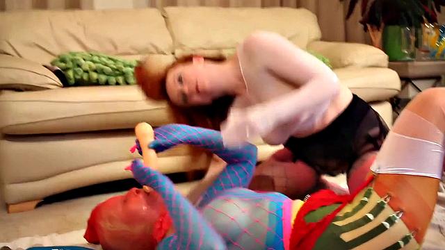 Рыжая милфа в колготках жарит подругу страпоном за деньги