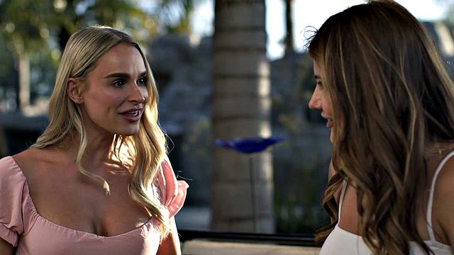 Эдриа Рэй и Эмма Хикс настолько трутся, что матрас жалуется