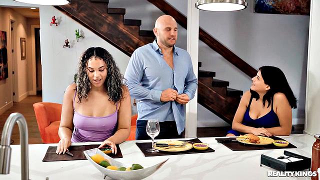 рыжая заводит жаркую игру и трахается при ревнивой девушке