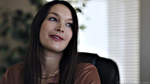 горячая milf в офисе трахается на диване в диких позах