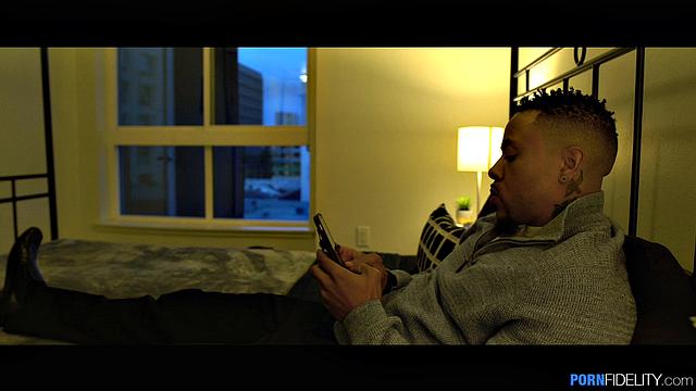 Девушка уехала, а подруга поспешила оседлать её парня