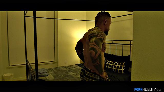 Девушка уехала, а подруга поспешила оседлать её парня