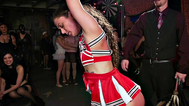 замаскированная шлюха в коже трахается на улице