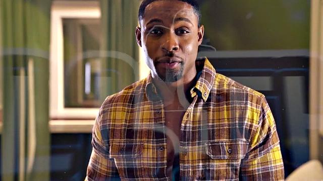 транс-дивочка дрочит свой стояк, пока парень шпилит её в попку - всё и сразу