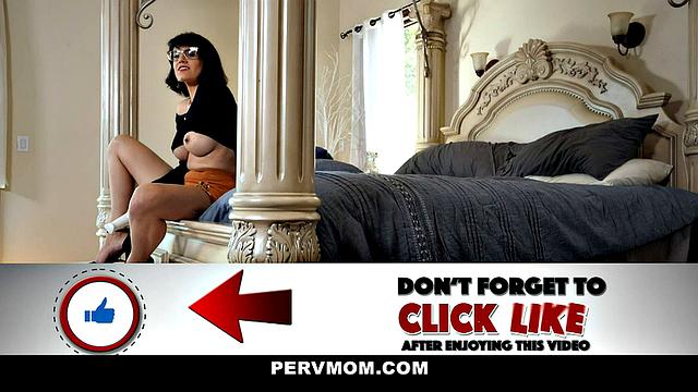 мама на практике показывает, как взрослым развлекаться