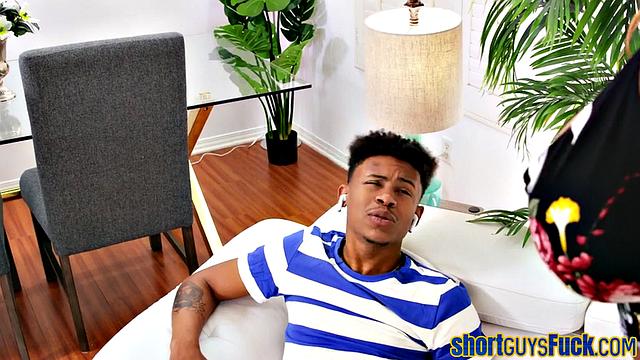 Big ebony MILF pussyfucked by shortie