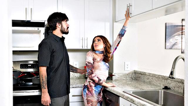 миниатюрная зрелая соблазняет парня по всему дому