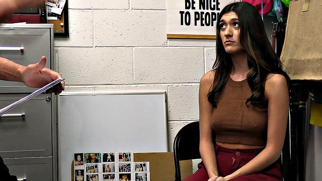 Офисная шалость: Обри Бэбкок прячет флейту в себе, а офицер Расти Нейлс быстро раскрывает тайну