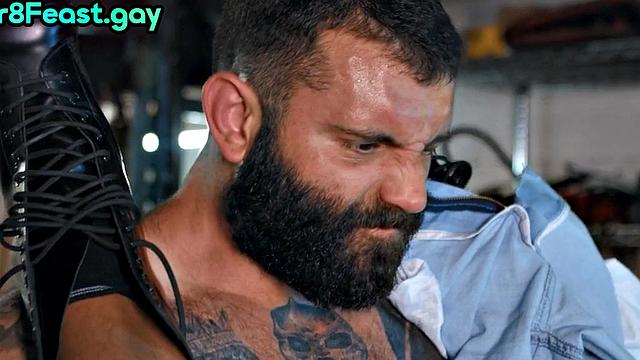 Gay dudes shower thirsty guy after rough fucking