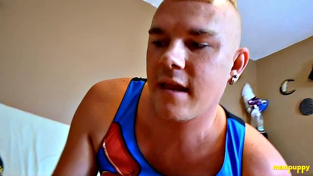 Лео Блю доминирует над тобой и обращается с тобой как с игрушкой в жёсткой гей-игре