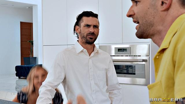 Каталина Кайл тихо соблазняет друга мужа на анальный секс на кухне, пока муж занят уборкой.