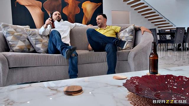 Каталина Кайл тихо соблазняет друга мужа на анальный секс на кухне, пока муж занят уборкой.