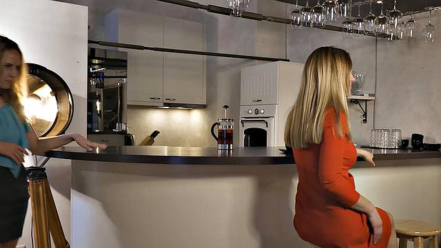 зрелая Маргарита командует молодой любовницей на кухонном столе