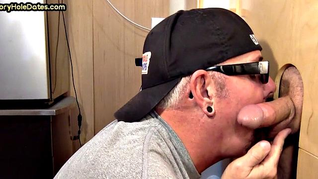 Amateur gloryhole DILF sucks for jizz in mouth