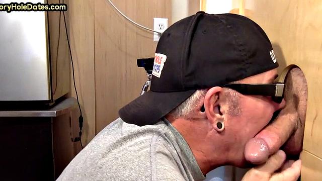 Amateur gloryhole DILF sucks for jizz in mouth