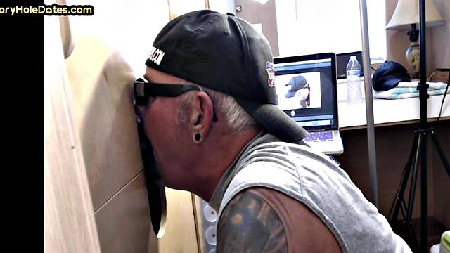 Amateur gloryhole DILF sucks for jizz in mouth