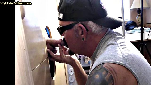 Amateur gloryhole DILF sucks for jizz in mouth