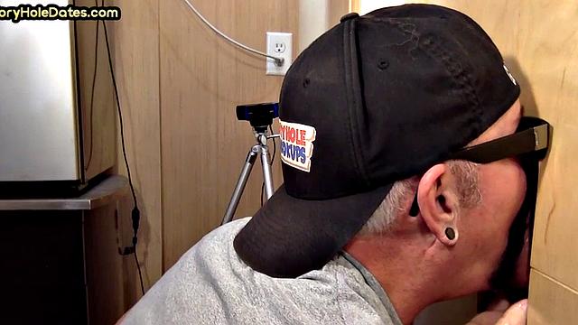 Amateur gloryhole DILF sucks for jizz in mouth