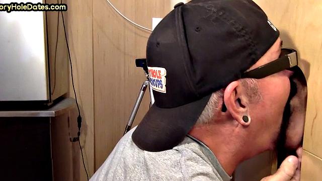 Amateur gloryhole DILF sucks for jizz in mouth