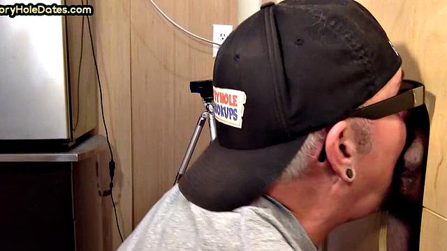 Amateur gloryhole DILF sucks for jizz in mouth