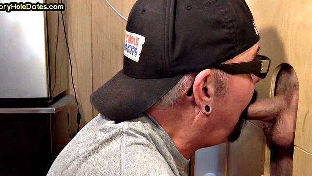 Amateur gloryhole DILF sucks for jizz in mouth