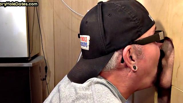 Amateur gloryhole DILF sucks for jizz in mouth