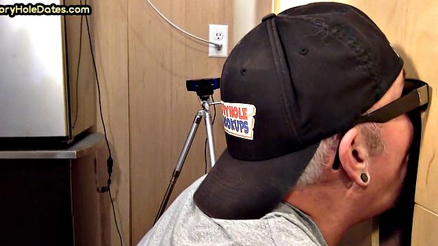 Amateur gloryhole DILF sucks for jizz in mouth