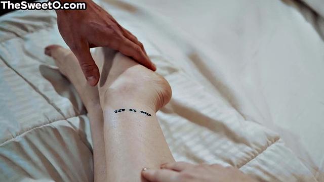 Рыжая с пирсингом катается на члене парня в страстной обстановке.