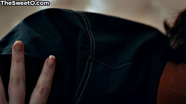 Рыжая с пирсингом катается на члене парня в страстной обстановке.