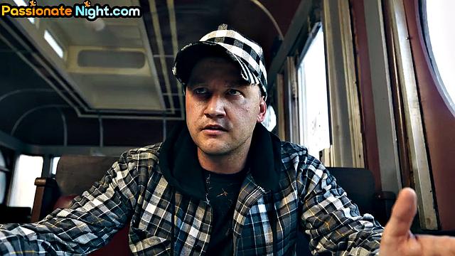 Две развратные шлюхи трахаются втроем с мужиком, сменяя позы и пробуя анал и минет.