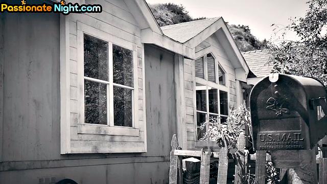 Две развратные шлюхи трахаются втроем с мужиком, сменяя позы и пробуя анал и минет.