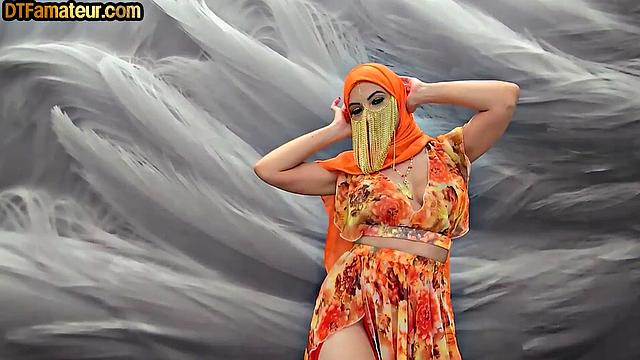 Арабка с пышной грудью наездницей валит любовника прямо перед камерой, а парню даже не пришлось уговаривать - после прелюдии всё само заладилось.