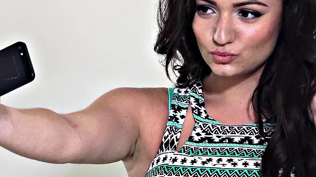 провокационная брюнетка Шарлотта Кросс соблазняет своего извращённого супервайзера