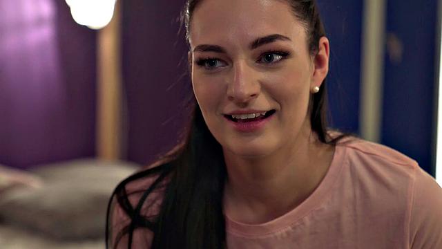 татуированная брюнетка отрывается по-жесткому: анальный секс и тройничок в хостеле