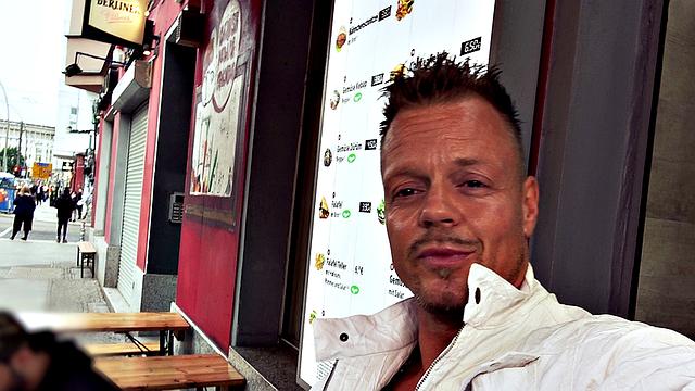 Трио устраивает дерзкий секс прямо на улице - мимо прохожие, им пофиг