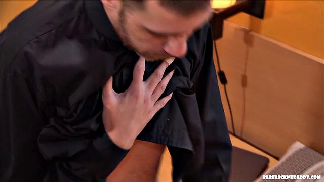 Священник соблазняет Cesara в общаге, глубокий минет и жёсткий трах