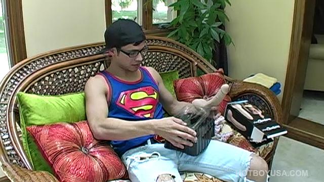 Хьюстон дрочит свой огромный член и кончает ярко на камеру