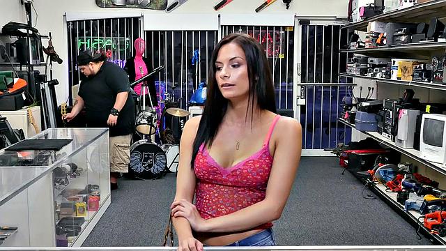 шальная брюнетка в ломбарде получает по полной от здорового белого члена