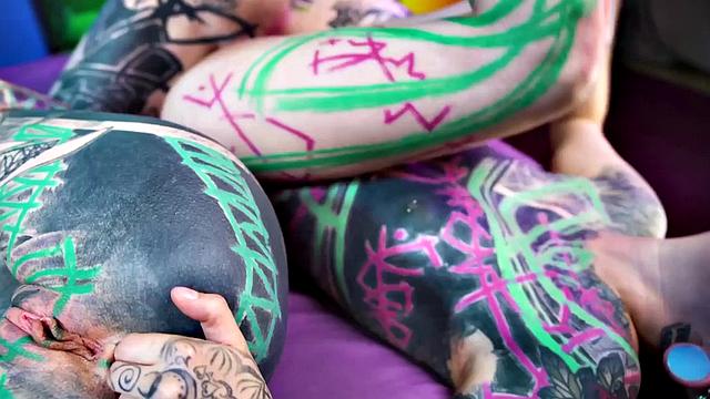 anuskatzz зовёт подружку - всё равно дырок на всех хватит