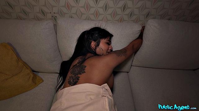 британка-доставщица показывает сиськи и получает жёстко в попу