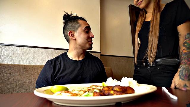 официантка китти каррера бросает работу ради жёсткого траха и денег