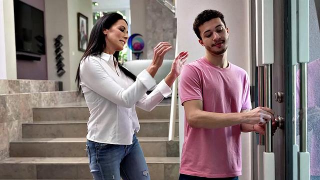 Reagan Foxx vs. Huge Frat Boy