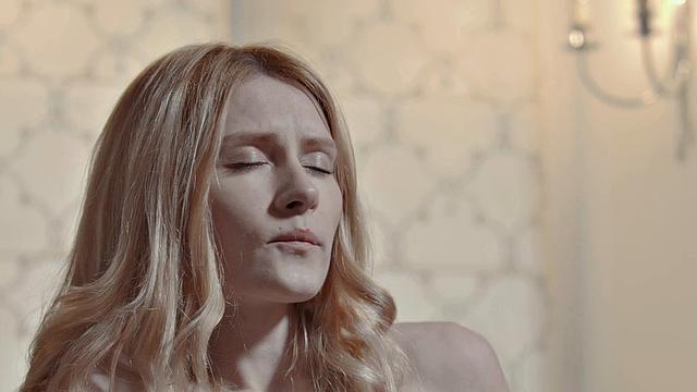 смотри, как блондинка бреется и дрочит в ванной