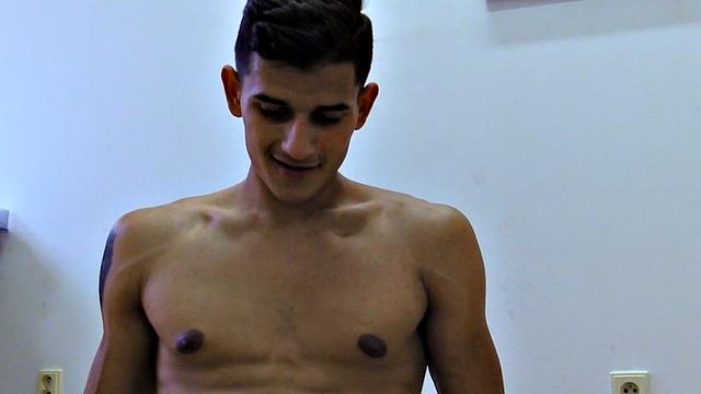 европейский гетеро решил проверить очко и дрочит без стыда