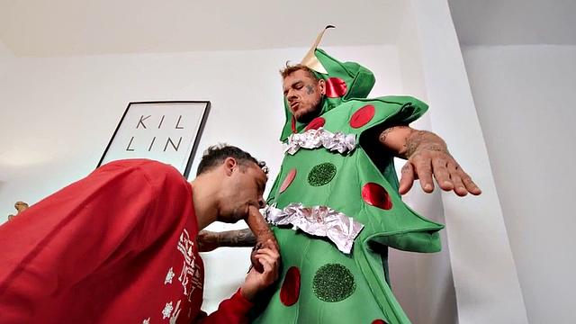 Рождественский качок безжалостно шпилит здорового гея сзади