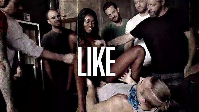 brandi love пускает слюнки по огромным хуям и ловит все сперму