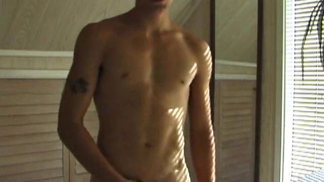 Брэдли Шоу дрочит и доказывает, что мультизадание - не его стиль