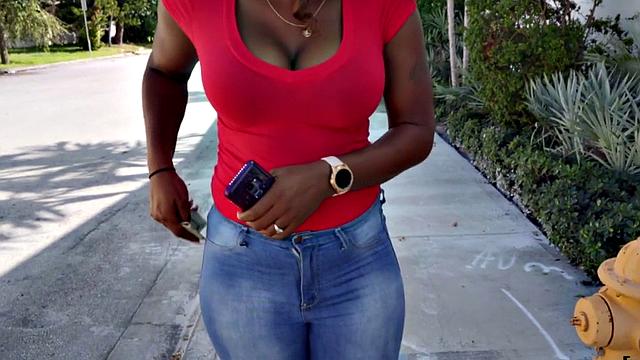 латинки снимают девушек на улице и устраивают лесбийские разборки в джинсах